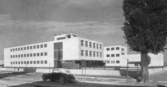 Popis: http://www.register-architektury.sk/images/reg_oa/stavby/nitra-st-mest-skola-forum.jpg