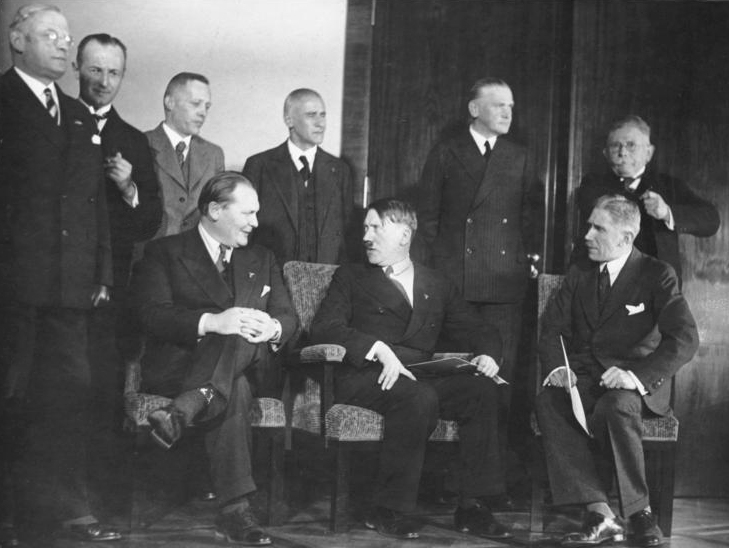 Popis: https://upload.wikimedia.org/wikipedia/commons/4/41/Bundesarchiv_Bild_183-H28422%2C_Reichskabinett_Adolf_Hitler.jpg