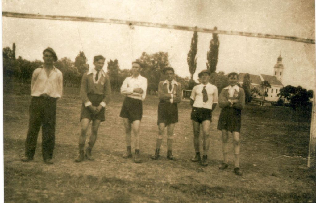 Popis: G:\k Nitre foto\Jelšovce - futbalisti cca. 1944 v Branči.jpg