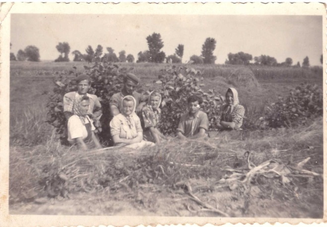 Popis: G:\k Nitre foto\Branč, práce v majeri 1943.jpg