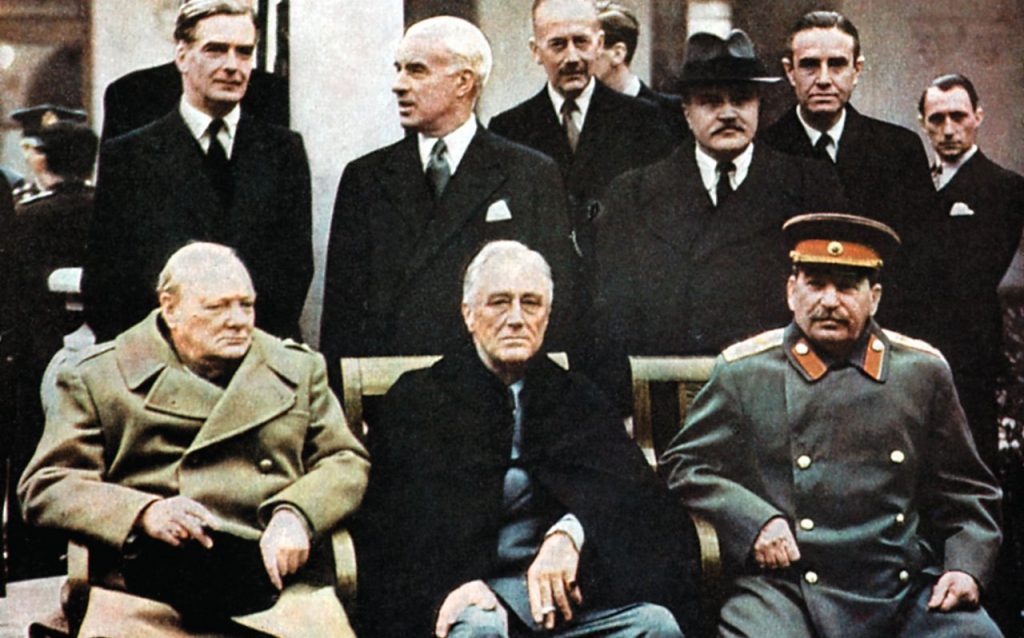 Popis: https://upload.wikimedia.org/wikipedia/commons/thumb/d/d2/Yalta_summit_1945_with_Churchill%2C_Roosevelt%2C_Stalin.jpg/270px-Yalta_summit_1945_with_Churchill%2C_Roosevelt%2C_Stalin.jpg
